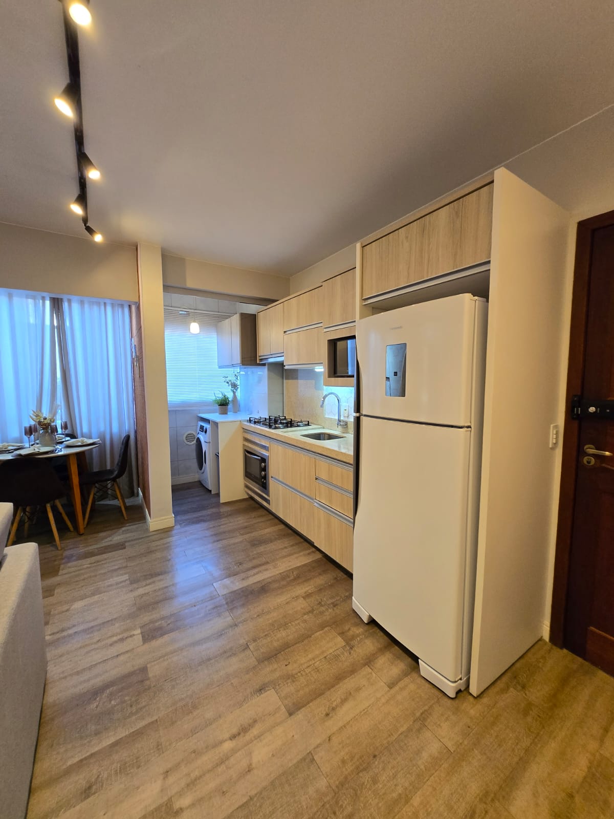 Cozinha integrada com área de serviço e lavanderia