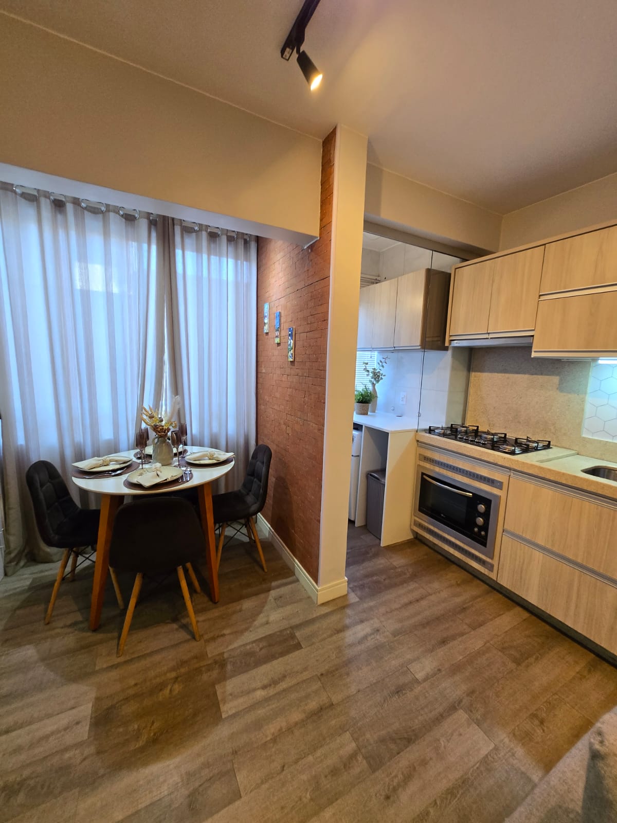 Sala de jantar com parede de tijolinhos